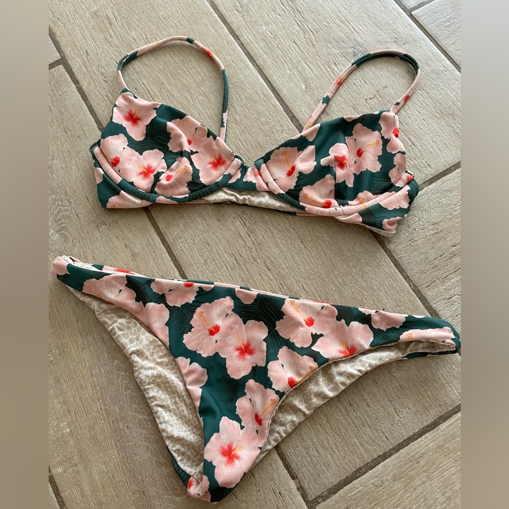 Acacia Mahalo print underwire bikini Manhattan top Waikoloa bottoms size P